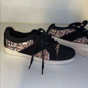 Bernie Mev Sneakers 🖤